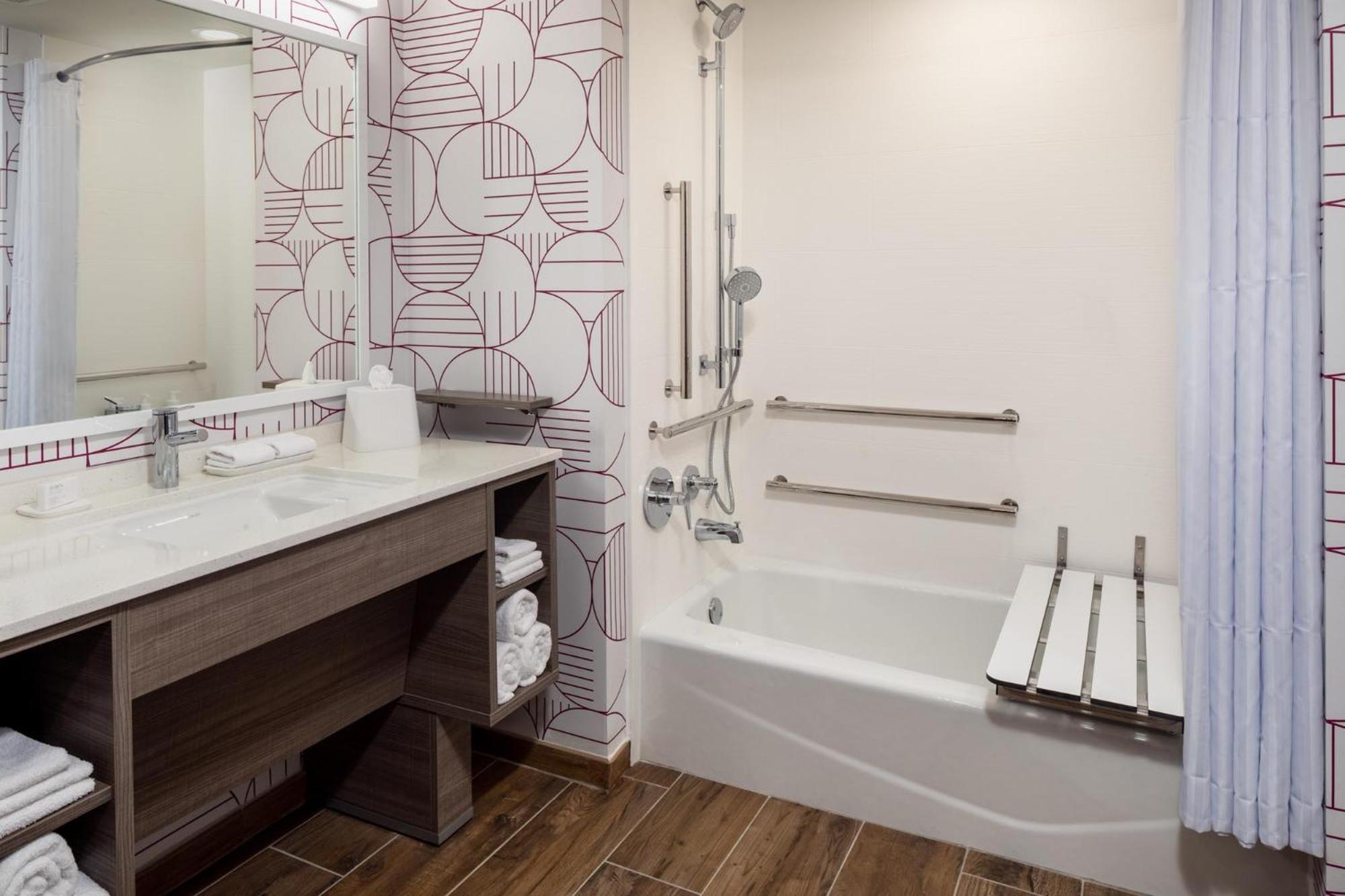 One-Bedroom King Suite with Bath Tub - Mobility Accessible
